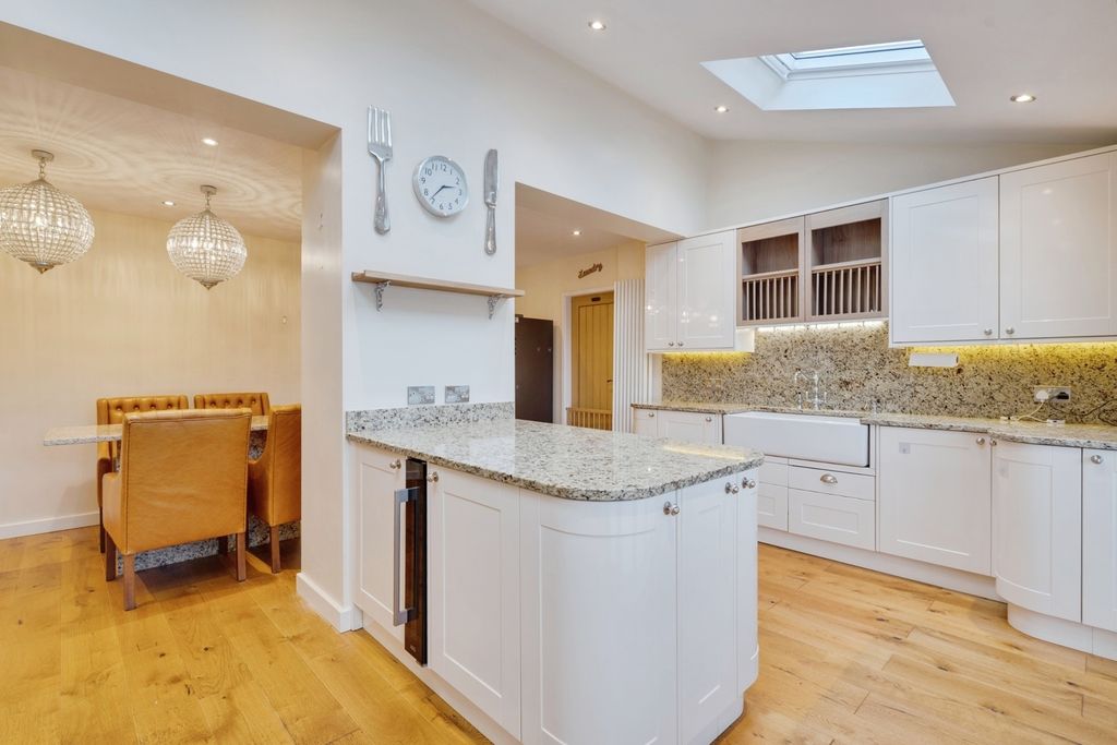 Property photo 2 of 17 Photo