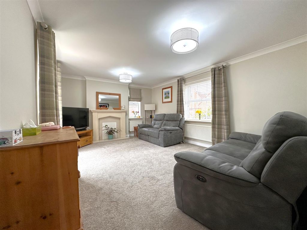 Property photo 2 of 25 Triple Aspect Living Room 149