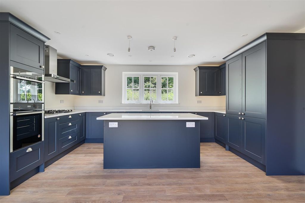 Property photo 2 of 9 Kitchen