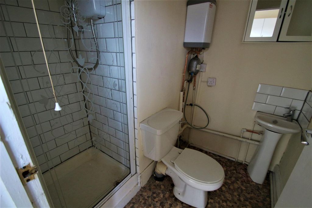 Property photo 3 of 4 Murray Road 66 Flat 3 - Shower.Jpg