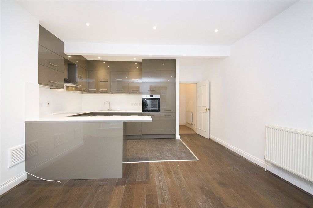 Property photo 3 of 7 Kitchen/Reception