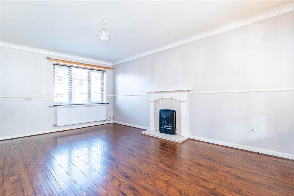 Property photo 2 of 18 Lounge