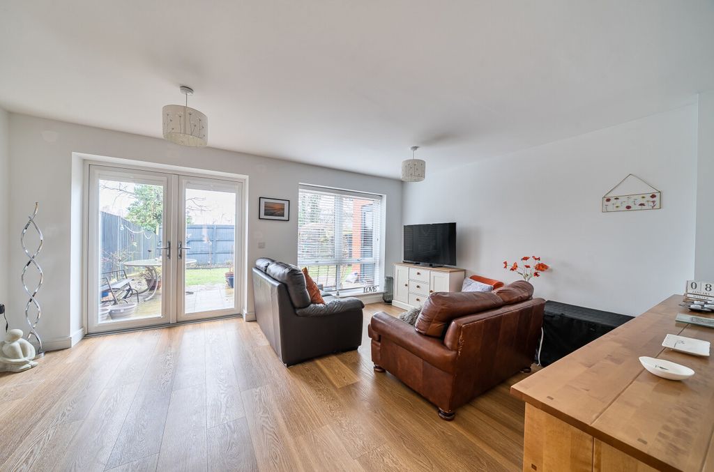 Property photo 3 of 16 1396004-6-695Fddd...