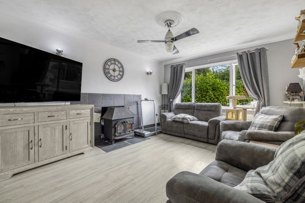 Property photo 2 of 25 8 Orchard Close (Saracens Head)-13