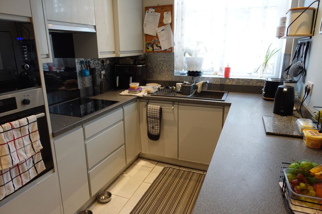 Property photo 3 of 10 Kitchen