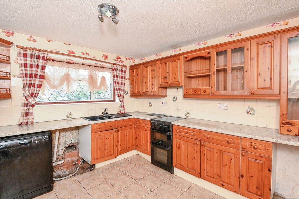 Property photo 3 of 17 Kitchen