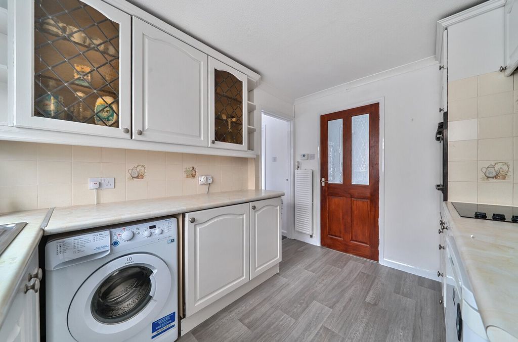 Property photo 3 of 10 Kitchen