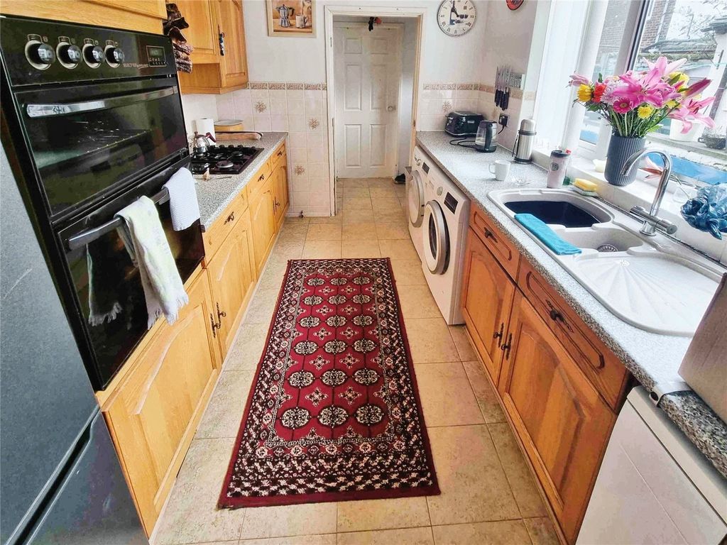 Property photo 3 of 9 Kitchen