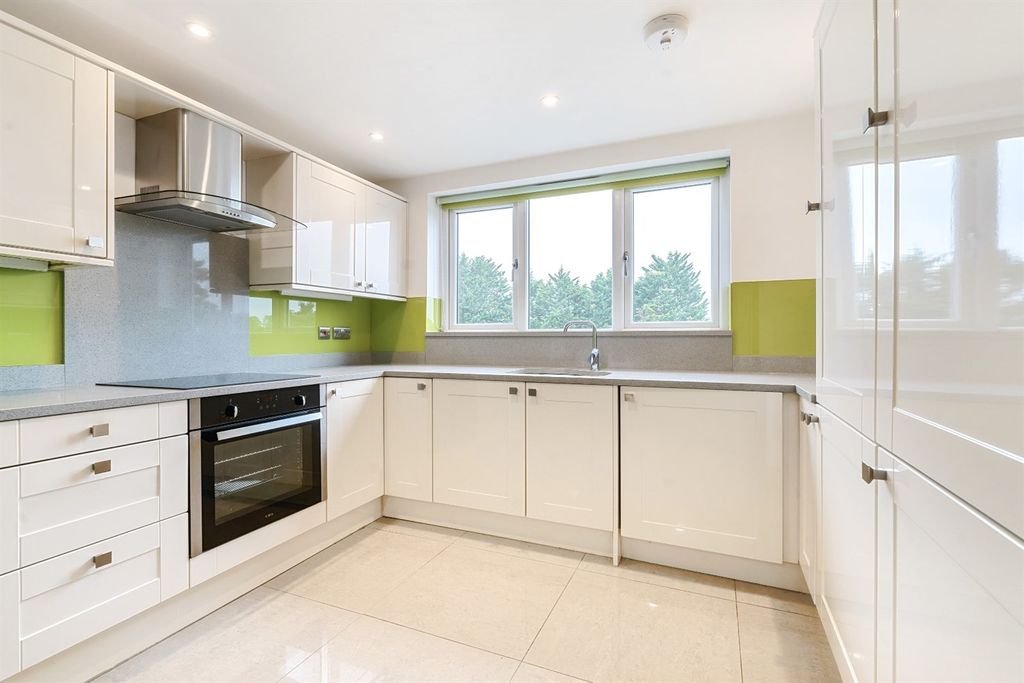 Property photo 3 of 7 Kitchen
