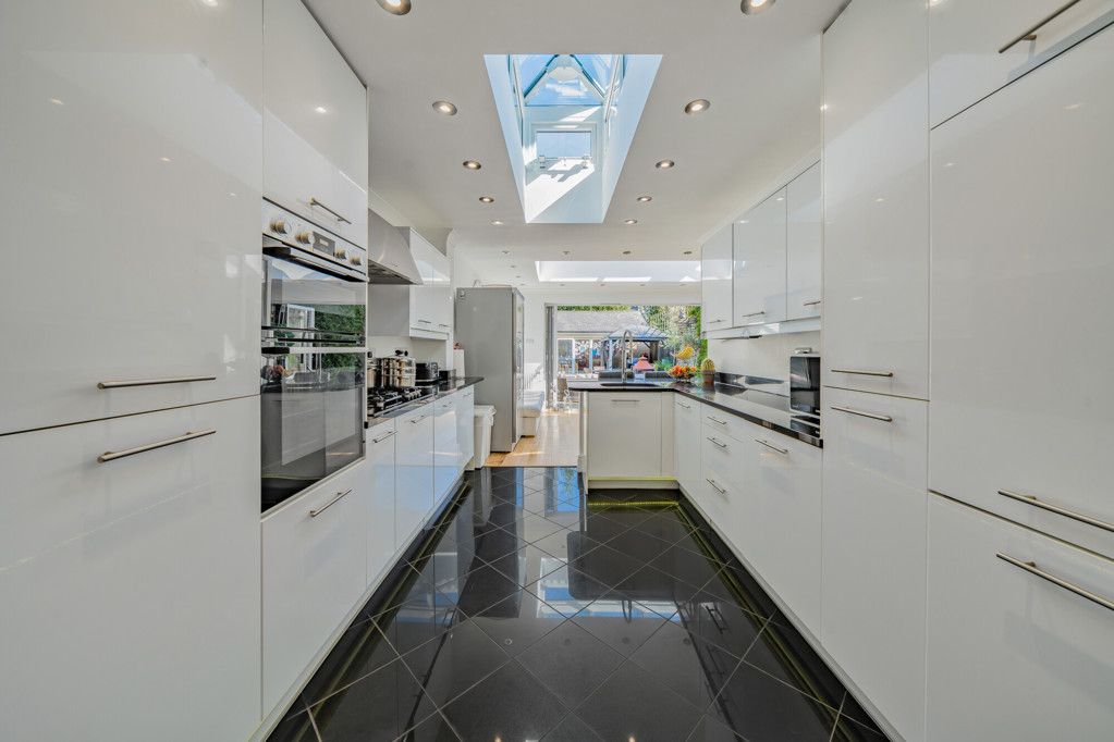 Property photo 3 of 18 Kitchen