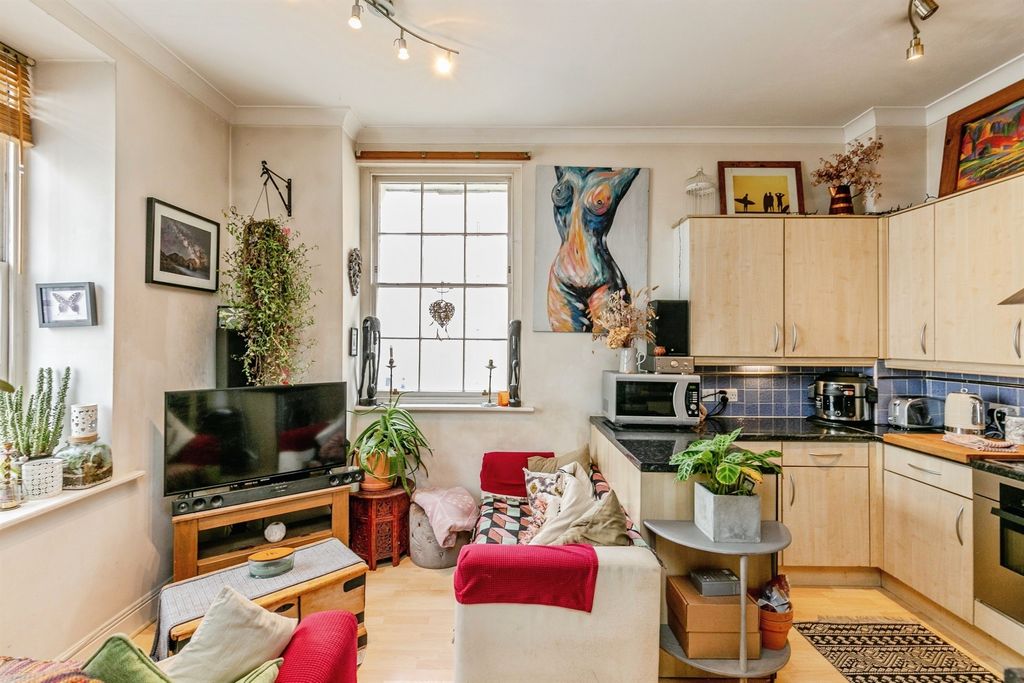 Property photo 3 of 20