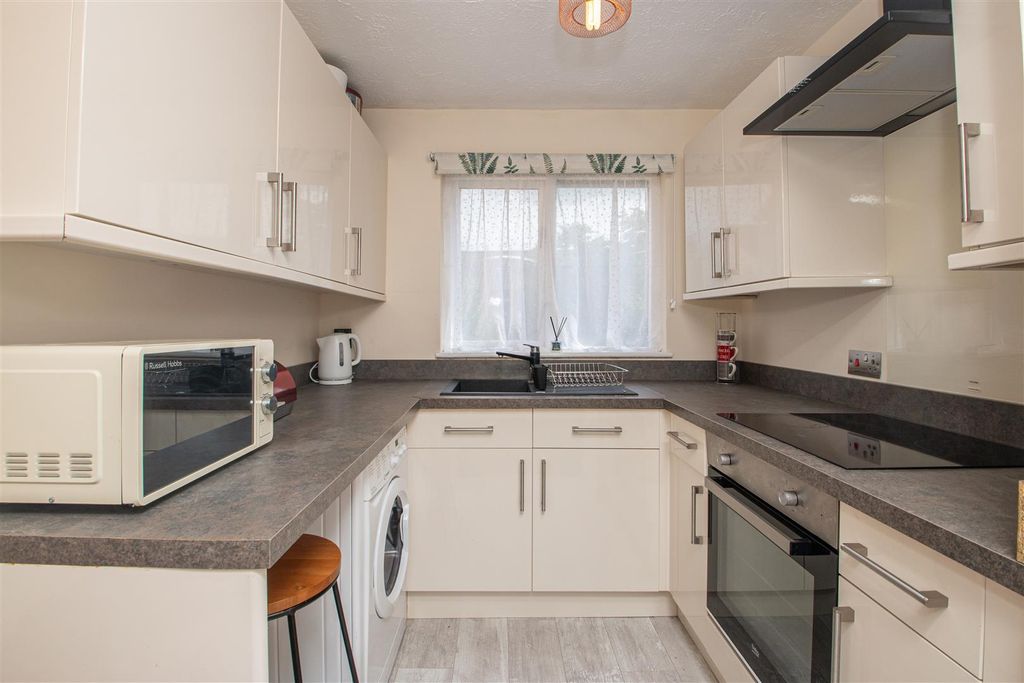 Property photo 2 of 7 Kitchen