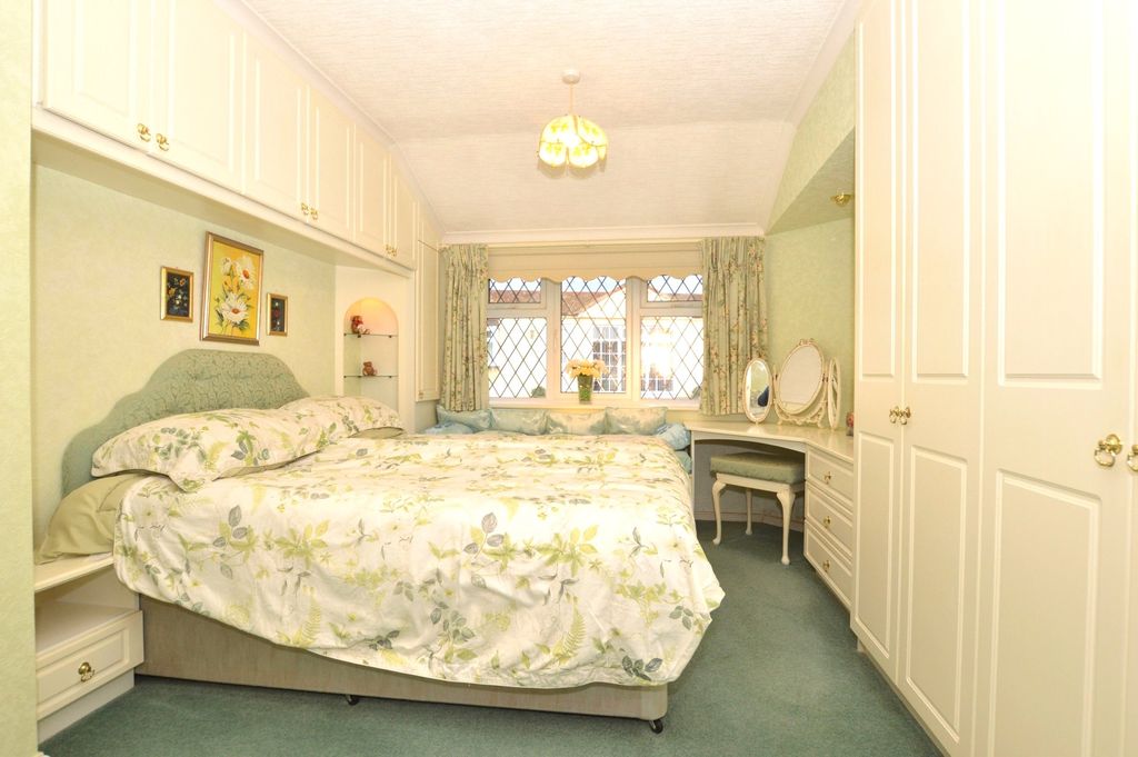Property photo 2 of 16 Bedroom