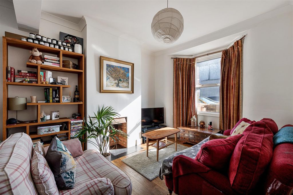 Property photo 2 of 13 Oakdale Road E11
