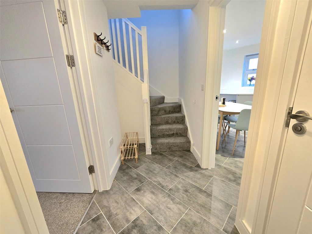 Property photo 3 of 19 Entrance Hall