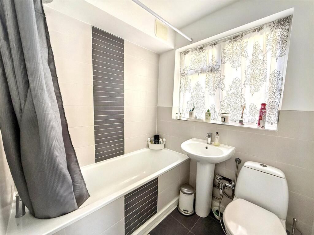Property photo 3 of 13 4c156F02F58A5F76Beebc2d2130E78d6