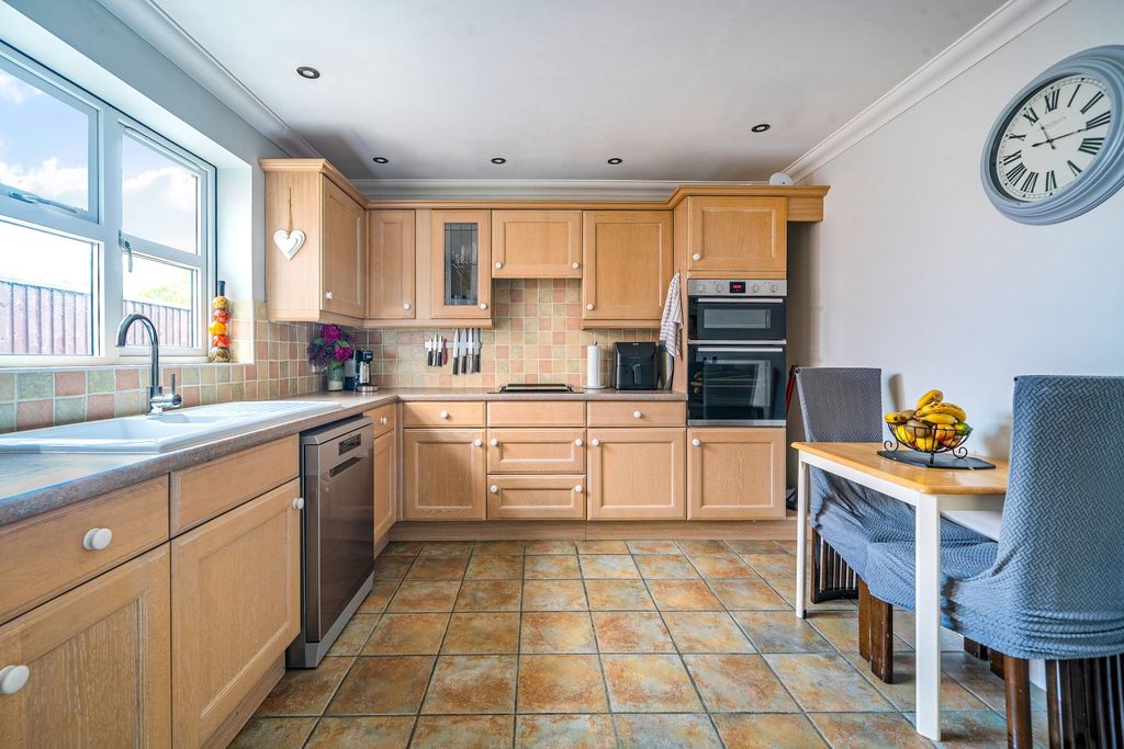 Property photo 3 of 28 6A2c21Cbd7Abb-1479202 (14)-1