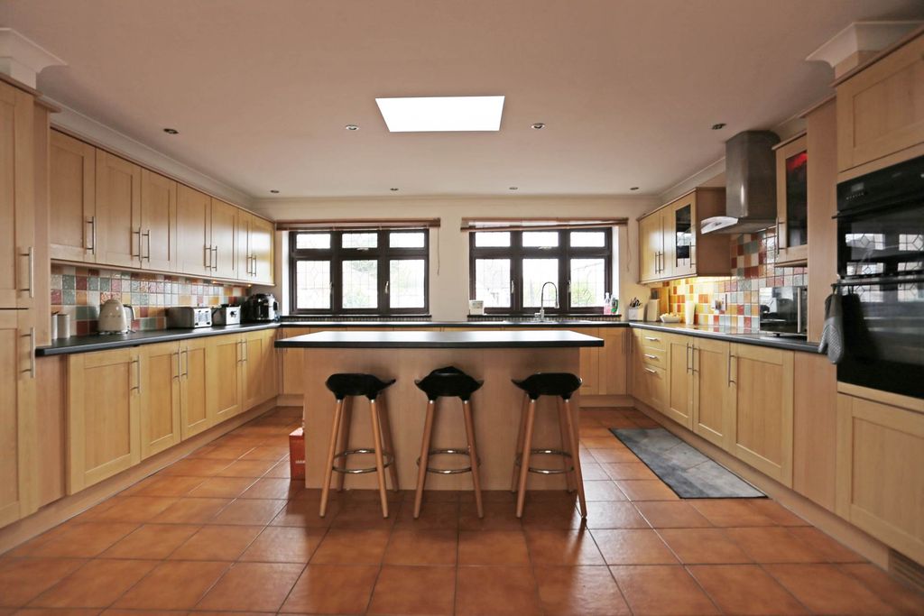 Property photo 2 of 28