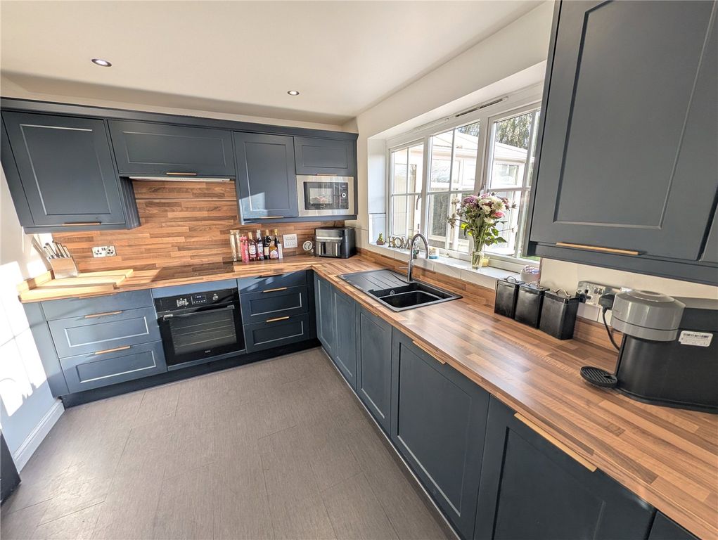 Property photo 2 of 16 Picture No. 12