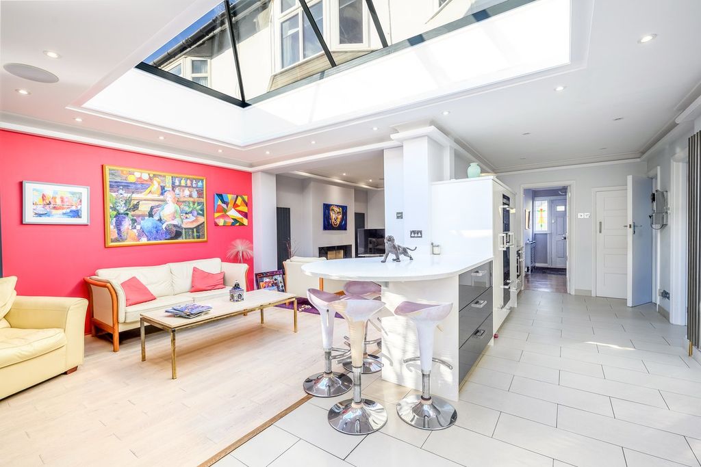 Property photo 2 of 10