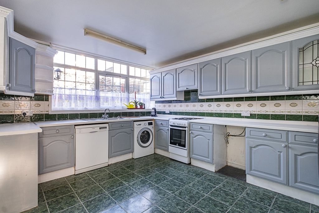 Property photo 3 of 8 1