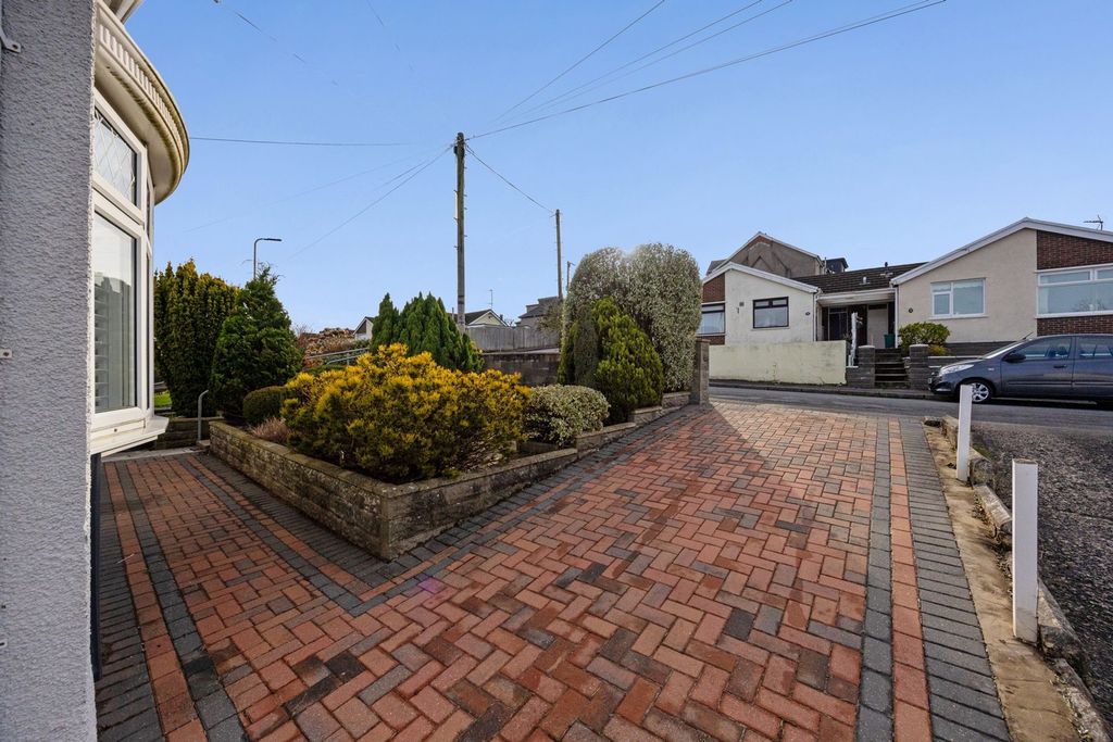 Property photo 3 of 29 Block Paved Driveway