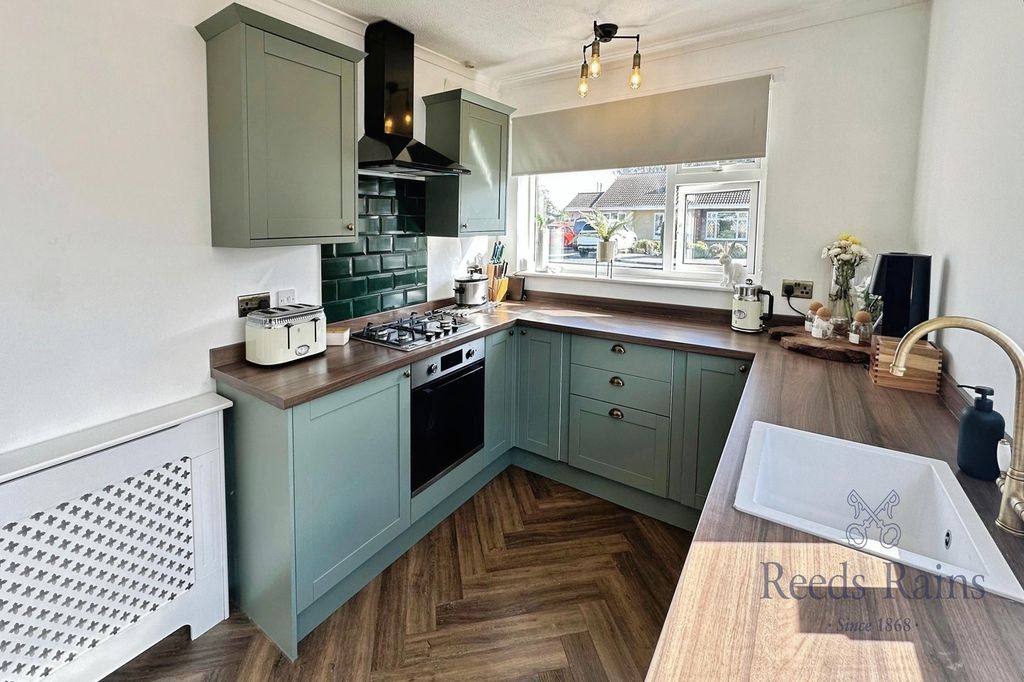 Property photo 2 of 12 Kitchen