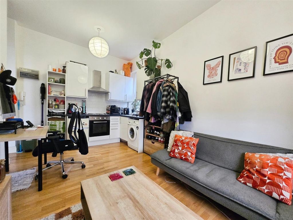 Property photo 2 of 7 Worple (6).Jpg