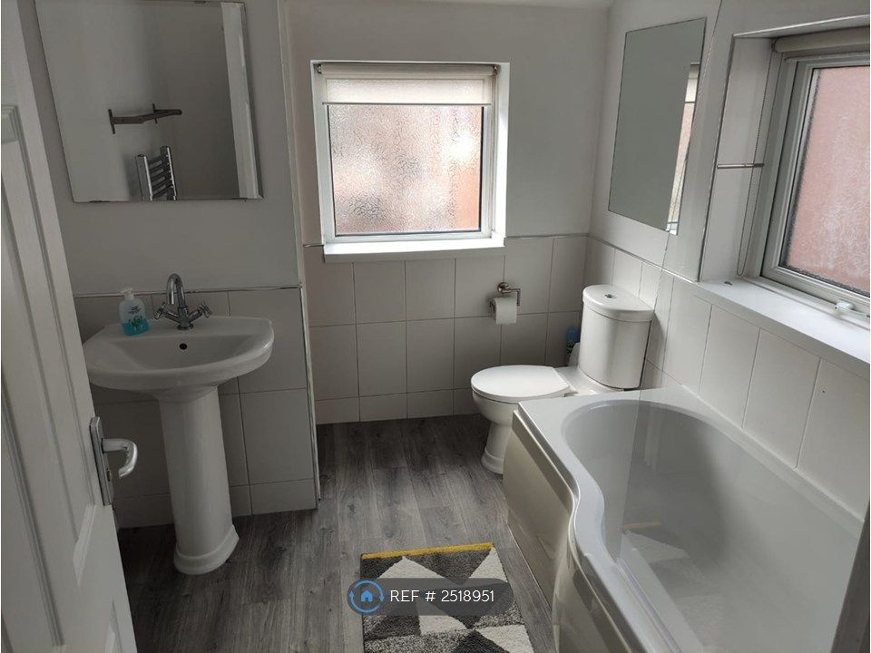 Property photo 2 of 12 Bathroom