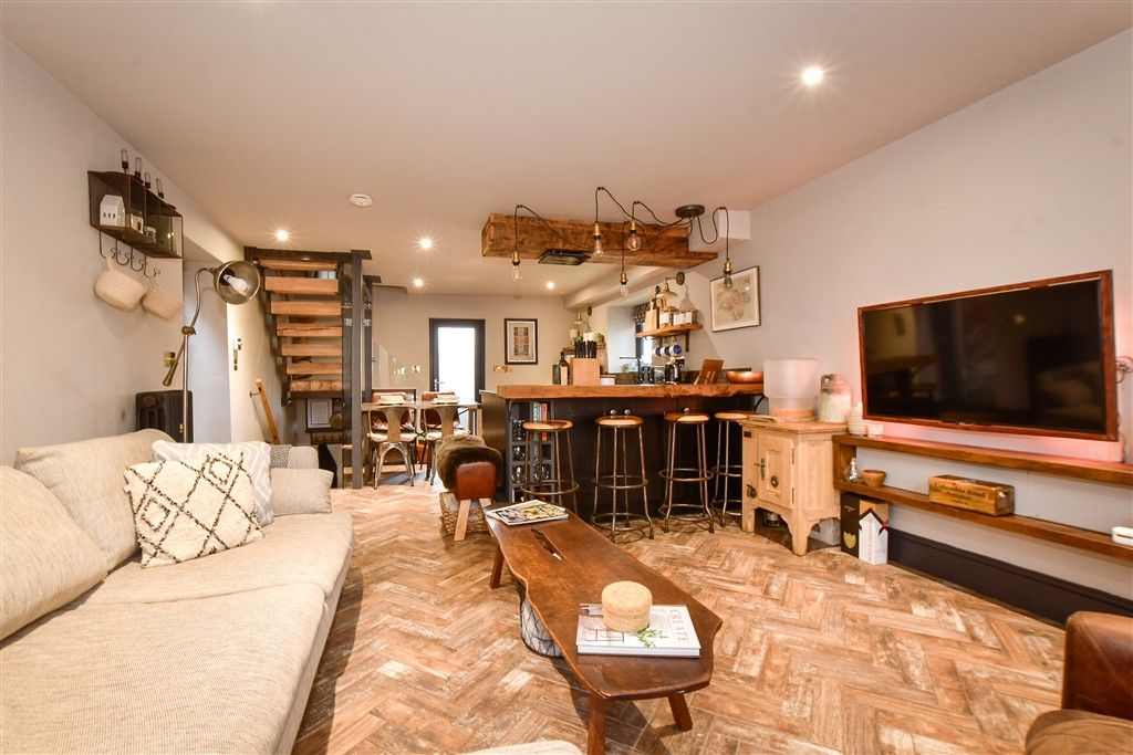 Property photo 3 of 15 Lounge