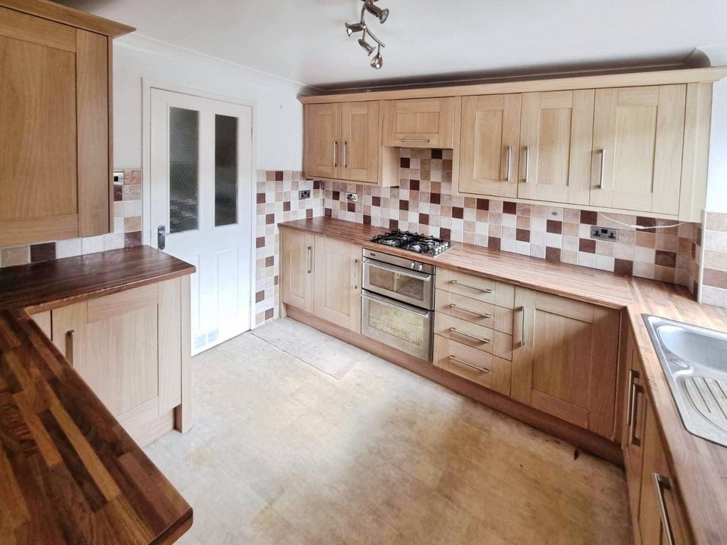 Property photo 3 of 17 Pbox-Kitchen-334806.Jpg