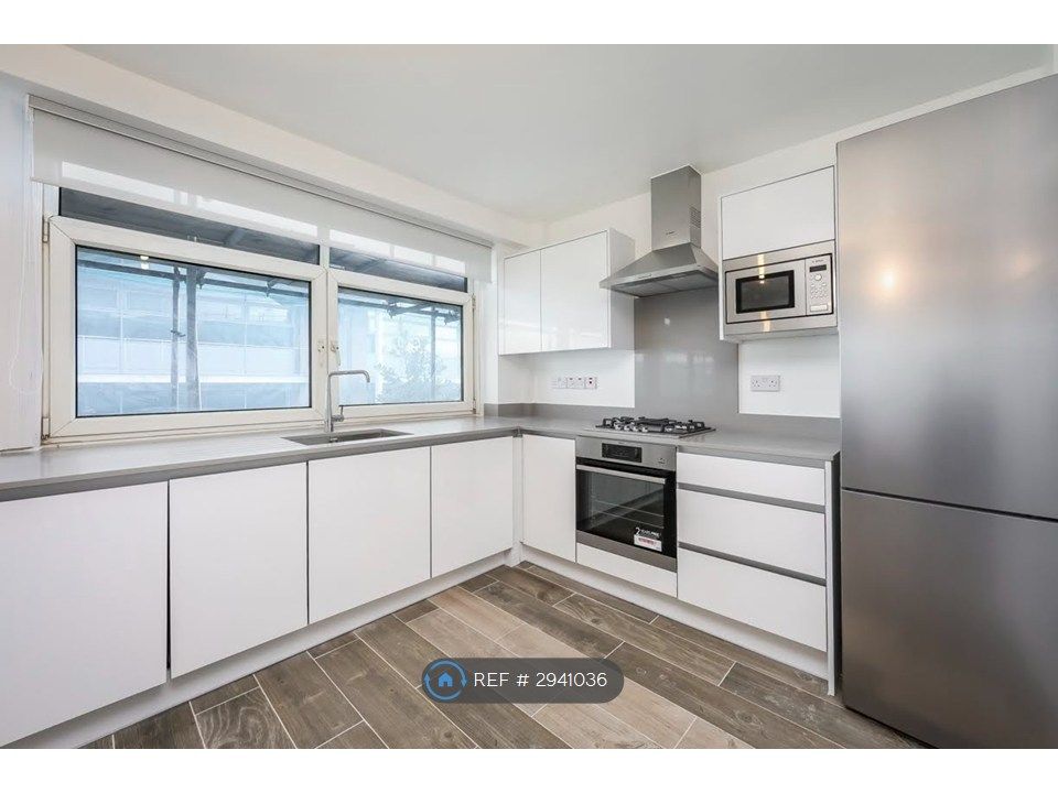 Property photo 3 of 11 Kitchen