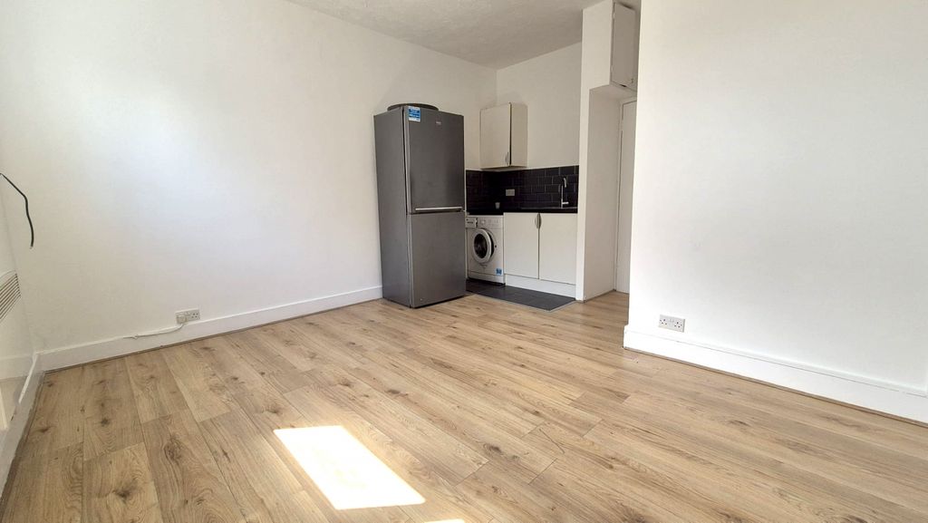 Property photo 1 of 5 A Newly Refurbished Single Self-Contained Studio Flat.