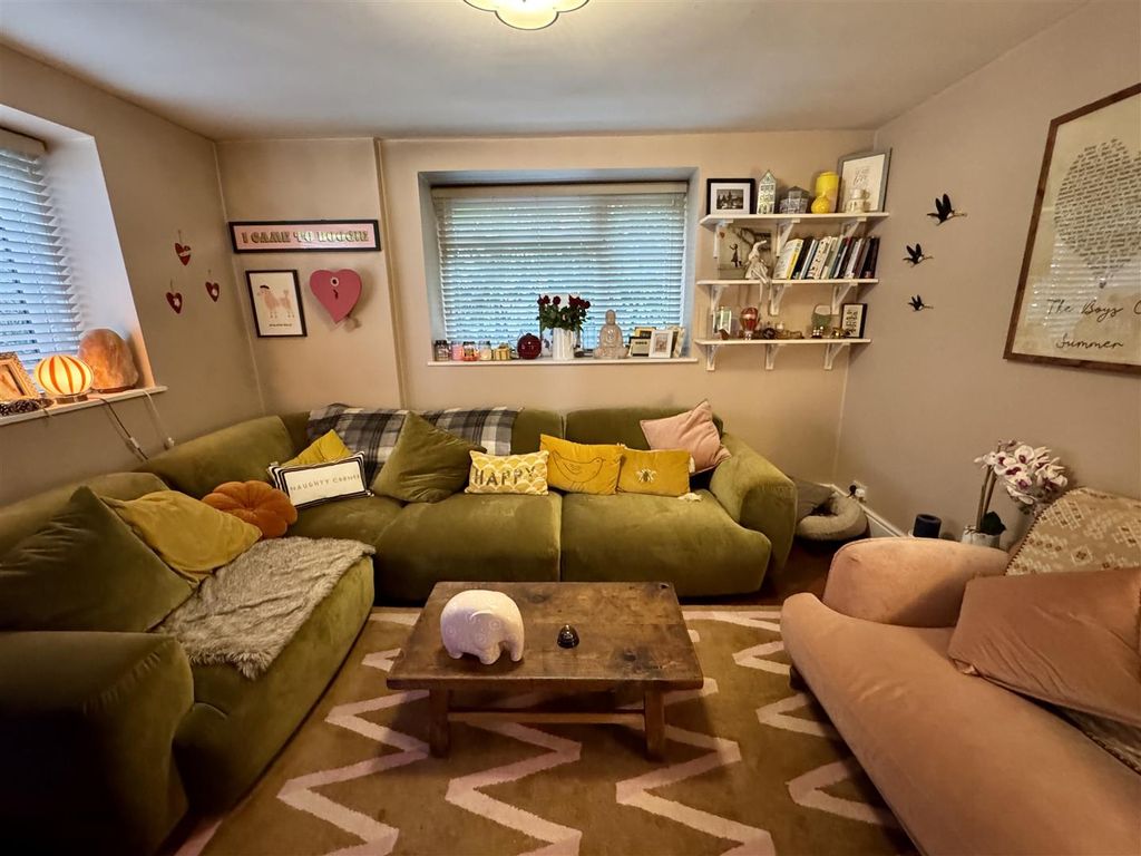 Property photo 2 of 21 Lounge