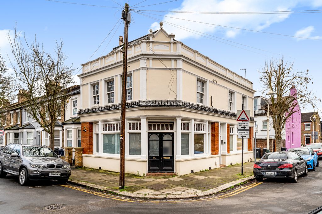 Property photo 1 of 8 Coningsby Road (1)