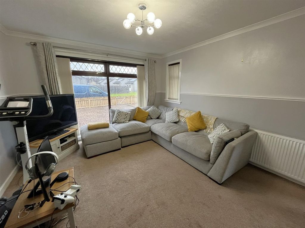Property photo 3 of 16 Lounge
