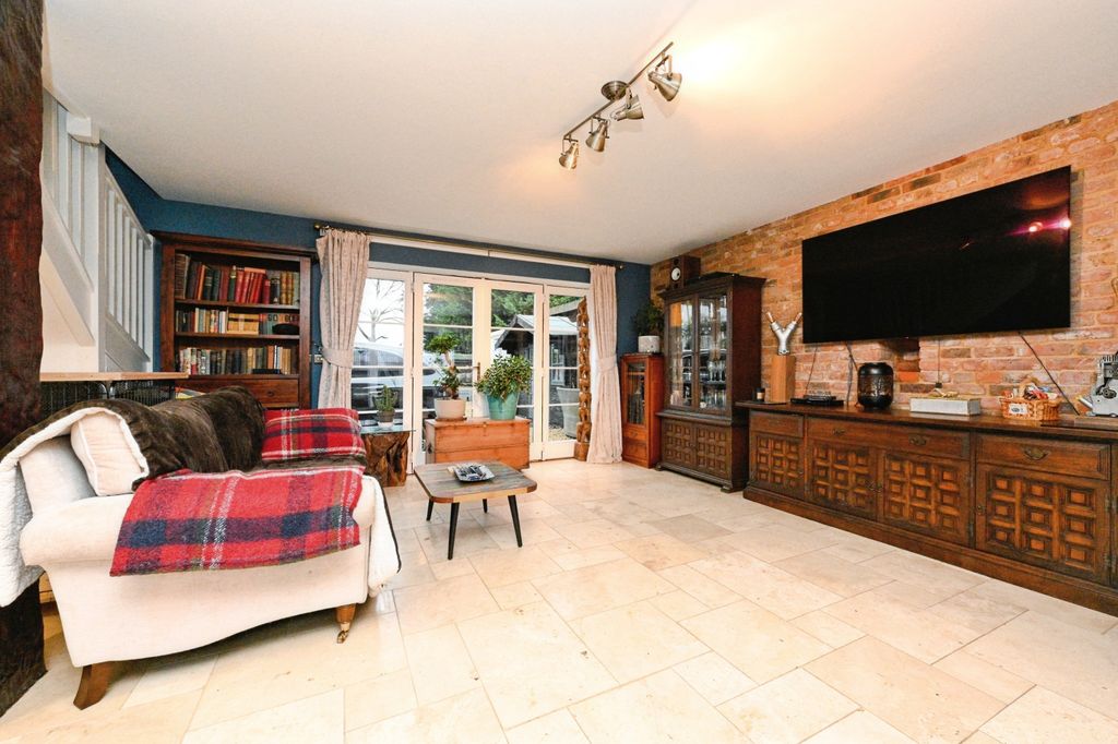 Property photo 3 of 20 L015