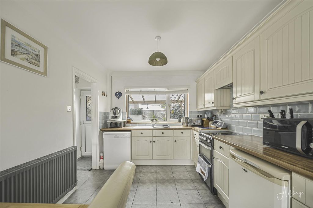 Property photo 3 of 21 Kitchen