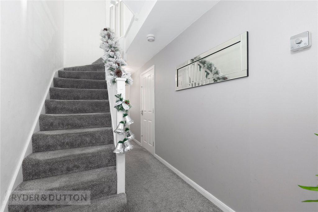 Property photo 2 of 21 Entrance Hall