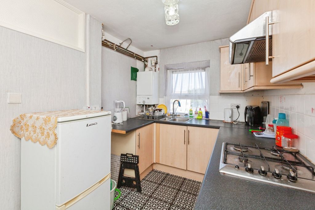 Property photo 3 of 10 Kitchen