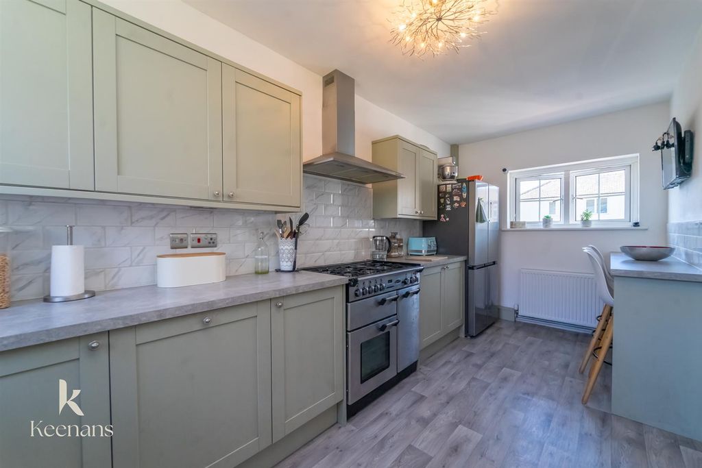 Property photo 3 of 24 Hogarth Ave (5).Jpg