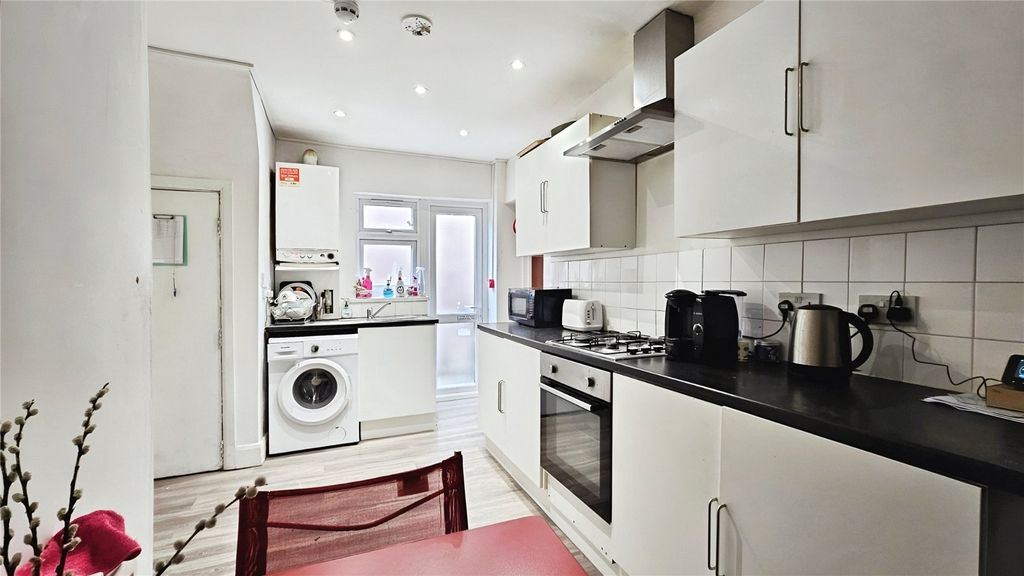 Property photo 2 of 6 Kitchen