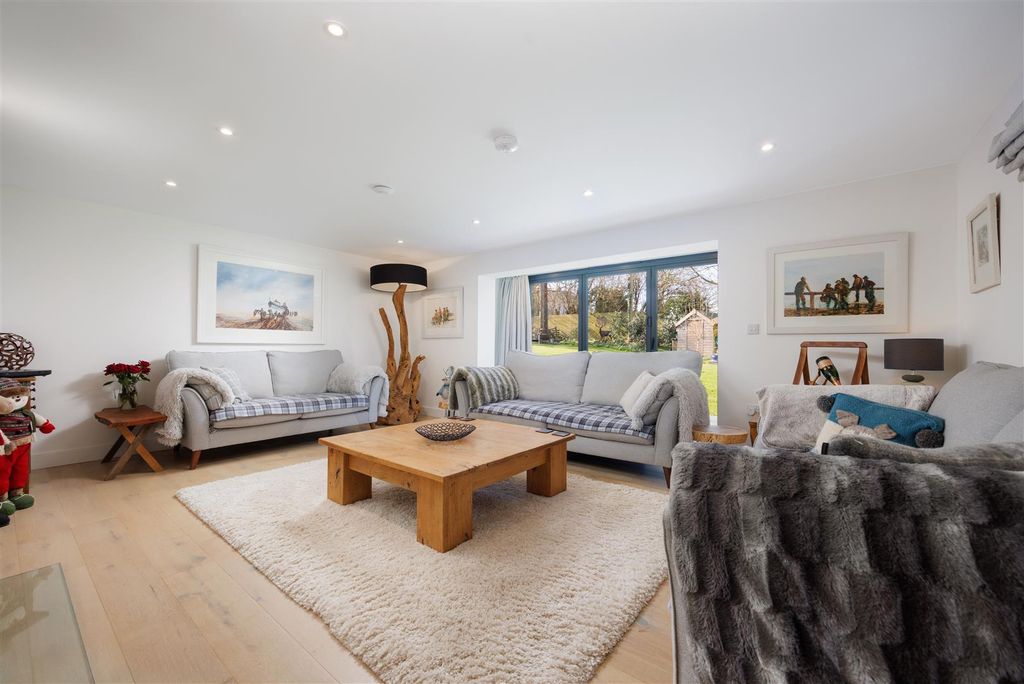 Property photo 3 of 57 Tregarthen_023.Jpg