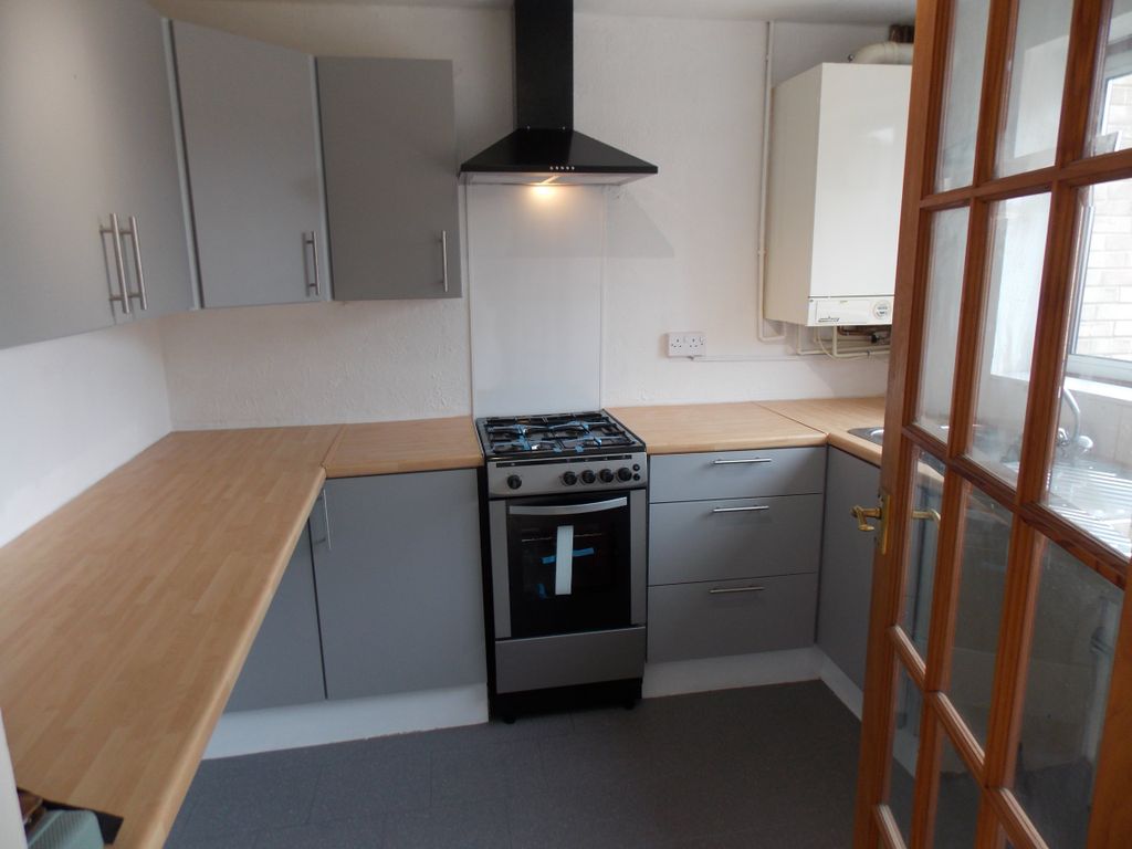 Property photo 2 of 10 Keynsham Oaktree Walk 13 Kitchen