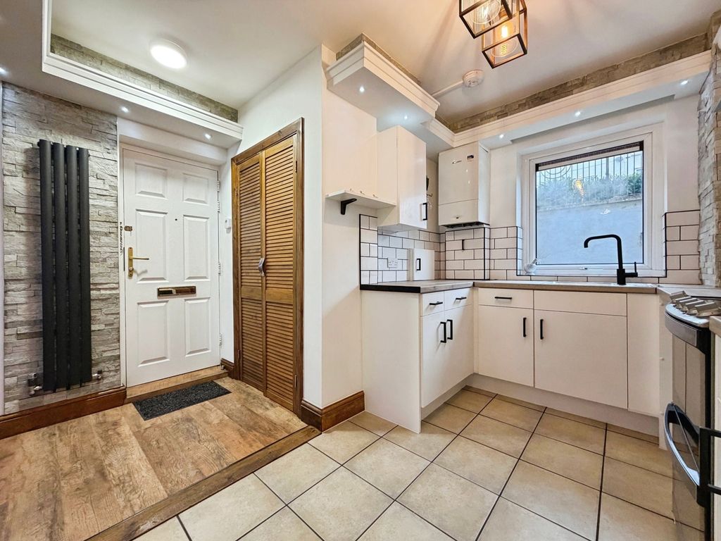 Property photo 3 of 18 Kitchen