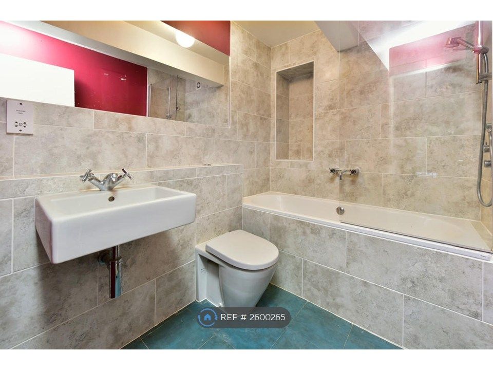 Property photo 2 of 10 Bathroom