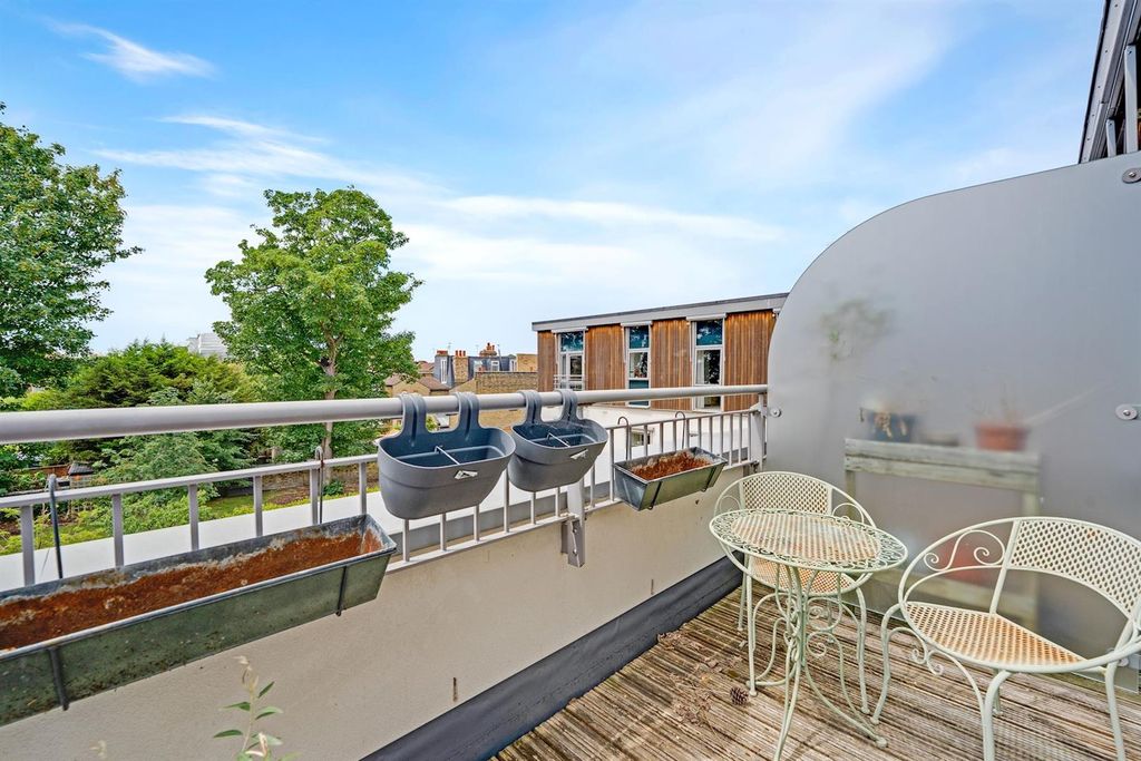 Property photo 3 of 17 04-5B5686687-Ap-Mcs-44 Liberty House-37-Medium.Jpg