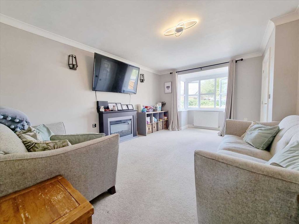 Property photo 2 of 10 Lounge: