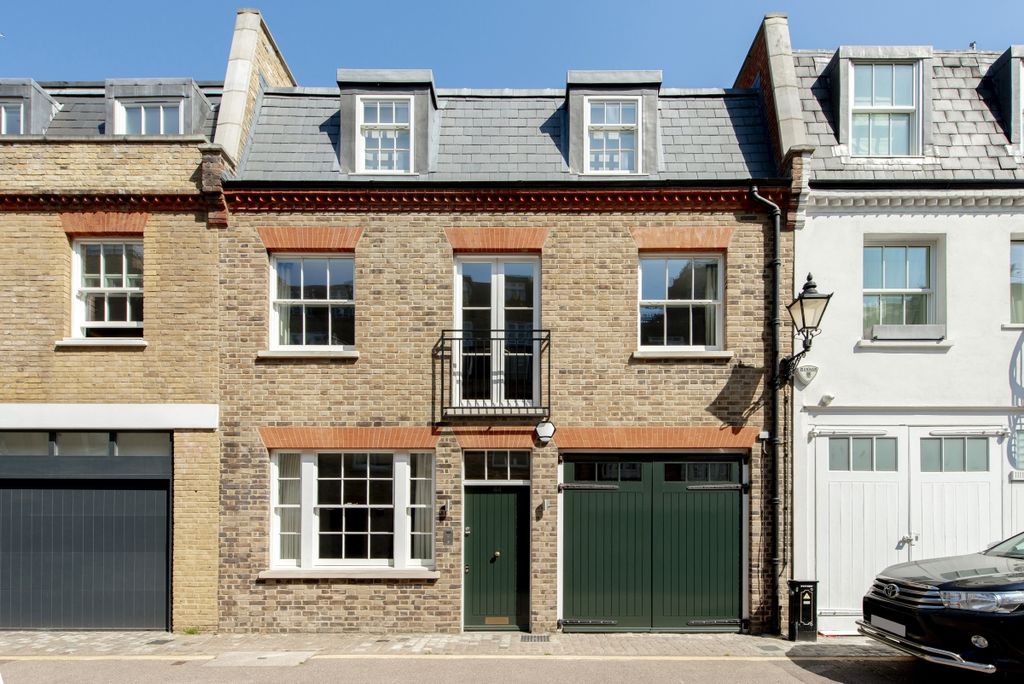 Property photo 1 of 27 Clabon Mews