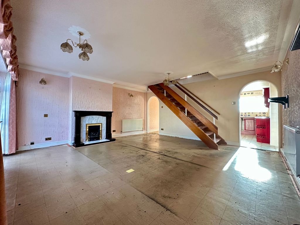 Property photo 2 of 18 Lounge